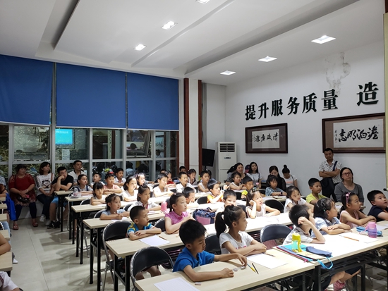 大家都在认真听课.jpg