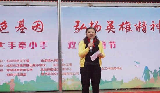 老年大学校长给山泉镇小朋友送去祝福.jpg