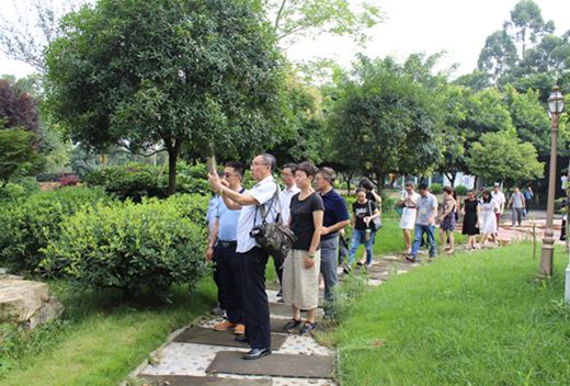 徐大鹏老师和生态教育联盟成员参观校园.jpg