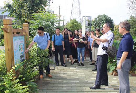 洪安小学负责人介绍校园环境文化.jpg