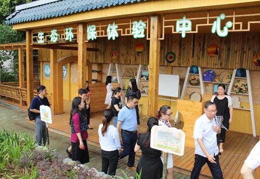 徐大鹏老师和生态教育联盟成员参观环保教育成果.jpg