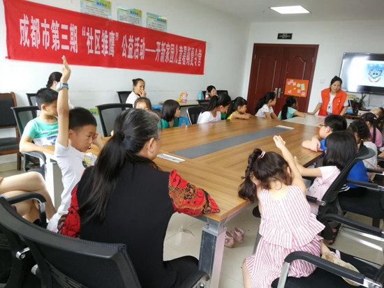 孩子们踊跃回答老师提出的问题.jpg