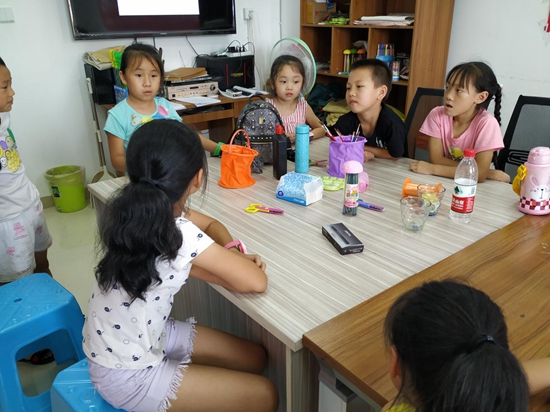 孩子们分享自己的经历.jpg
