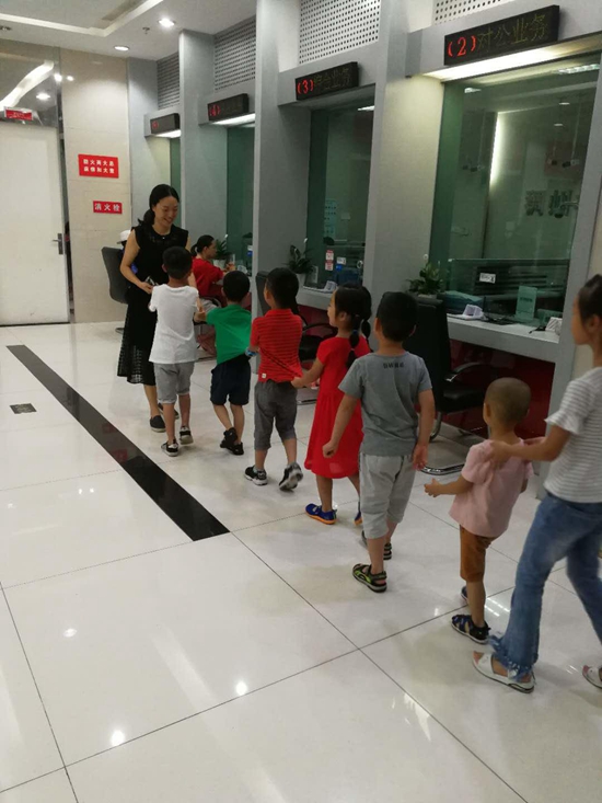 体验排队办理台业务.jpg