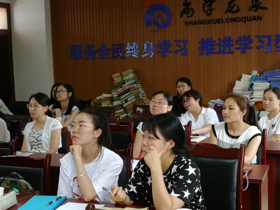 学员认真听讲.jpg