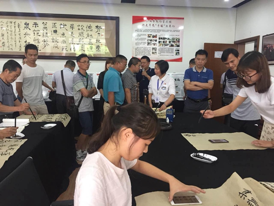 参观崇德社区“六主题”学习团队培育现场.jpg