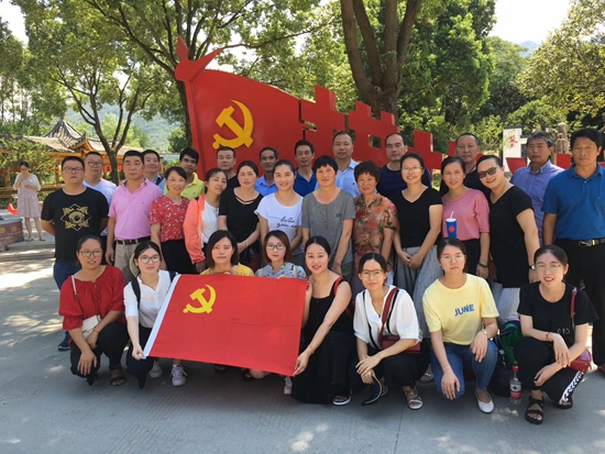 宁波市北仑区春晓成校联合慈岙村党总支组织党员赴余姚横坎头村参观学习_副本.jpg