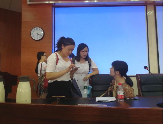 参培老师与杨老师交流中.jpg