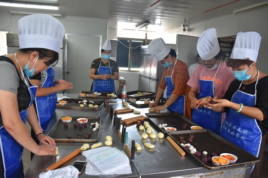 宁波市北仑区春晓成校联合三山、慈岙村开展“巧手做月饼·爱心献老人”活动.jpg