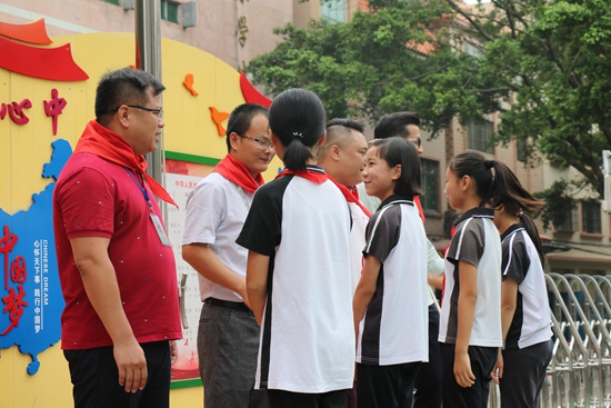 少先队员为领导们佩戴了红领巾.jpg