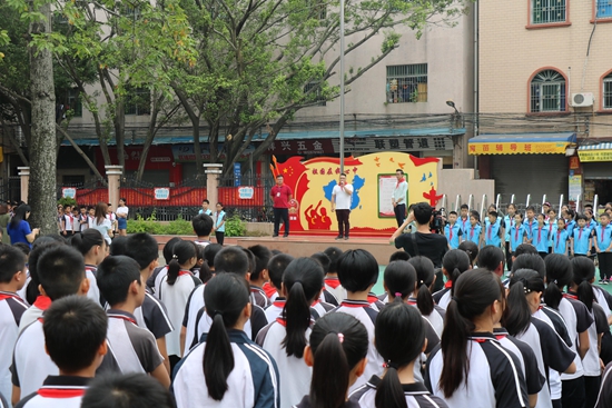 文华社区党工委书记龙加燊同志在发言.jpg