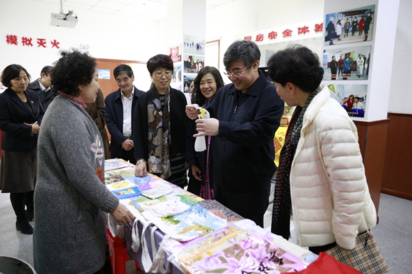 参观作品展.jpg