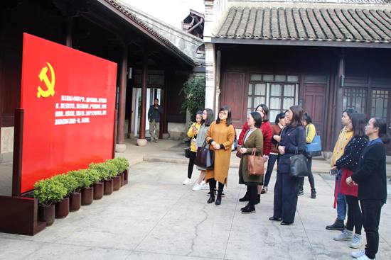 宁波市北仑区春晓成校组织未成年人校外教育讲师团成员参观张人亚党章学堂_副本.jpg