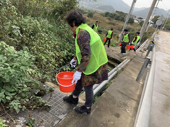 志愿者服务队在行动，共守青山绿水梦_副本.jpg