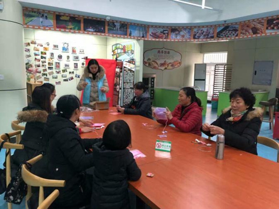 叶老师向学员们讲解制作步骤.jpg