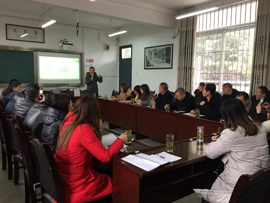 蒲江县社区教育学院院长付艳作专题讲座.jpg