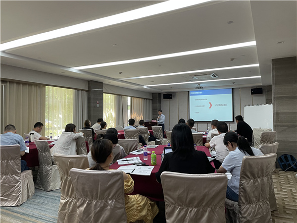 北仑区春晓街道春晓湖工业社区举办企业中高层管理人员培训班.jpg