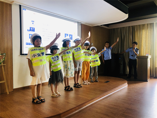 小小“交警”体验活动在北仑区春晓成校明月湖社区假日学校举行.jpg