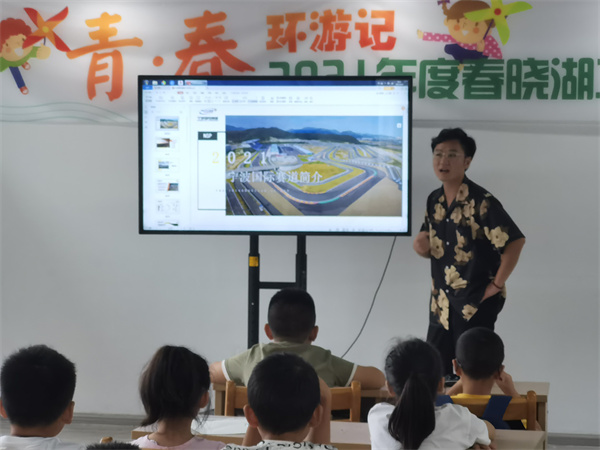 北仑区春晓成校春晓湖工业社区假日学校在“工匠学堂”开讲赛车知识.jpg