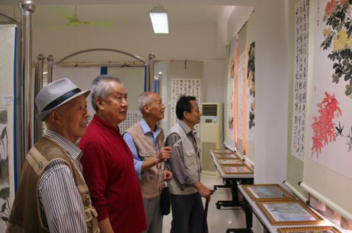 朱泾镇老年学校举办书画摄影作品展.jpg