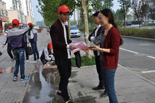 市八中参加市“人人当城管”志愿者大队授旗仪式7.jpg