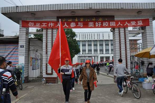 市八中参加市“人人当城管”志愿者大队授旗仪式6.jpg