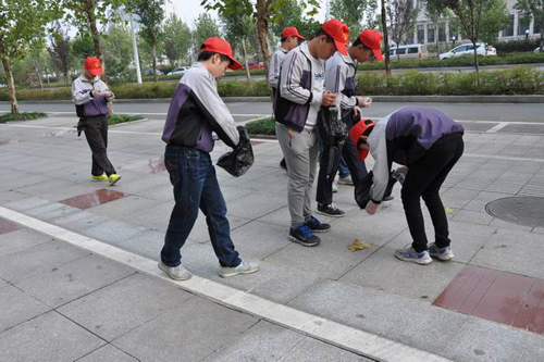 市八中参加市“人人当城管”志愿者大队授旗仪式8.jpg
