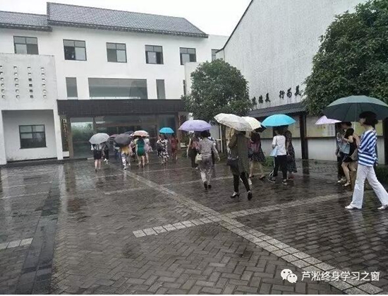 冒雨.jpg