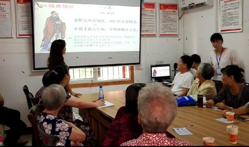 主持人和大家一起诵读经典《小池》.jpg