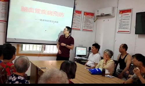 妇幼保健院内科主任胡涛为大家讲授健康知识.jpg