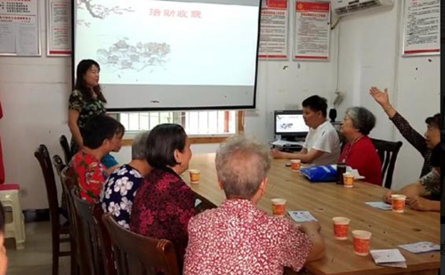 活动收获谈感受，居民朋友踊跃举手.jpg