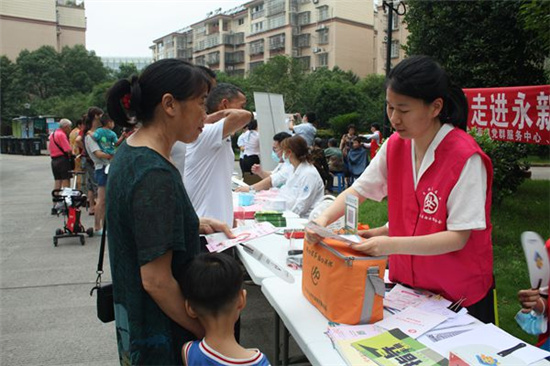 “窜上集市”进小区 便民服务送到家 (1).jpg