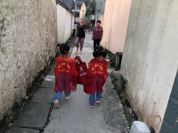 北仑区春晓街道干岙村：小小志愿者，大大文明城.jpg