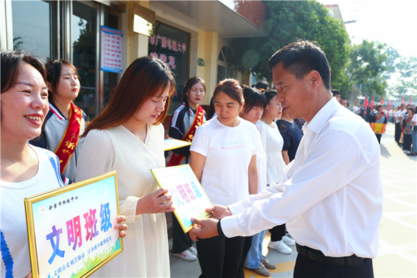 2021年5月31日李红军校长为获得文明班级的班主任颁发荣誉牌.jpg