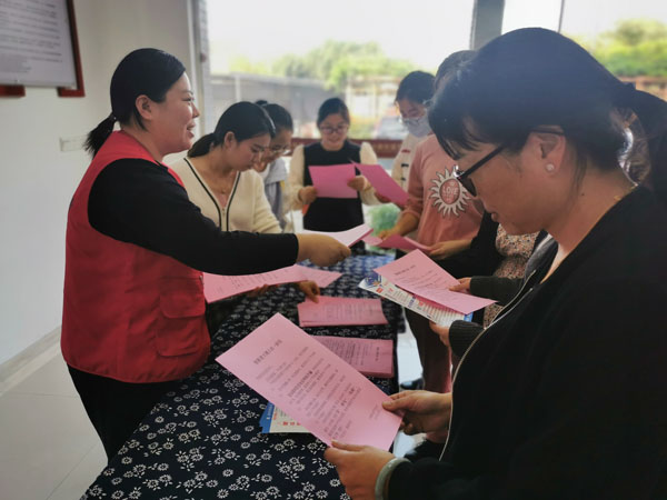 工作人员用通俗易懂方式向居民群众讲解了“平安三率”和“反诈防骗”相关的安全防范知识.jpg