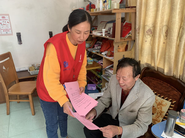 网格员深入网格入户走访，开展“平安三率”宣传活动.JPG