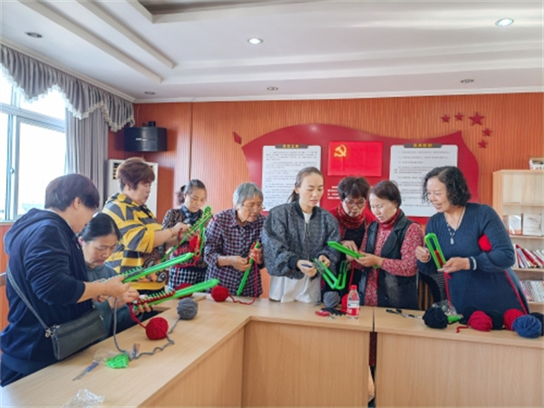 小小围巾赋予形  有你有爱暖于心.jpg
