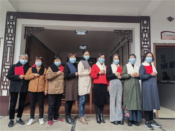 小小围巾赋予形 有你有爱暖于心1.jpg