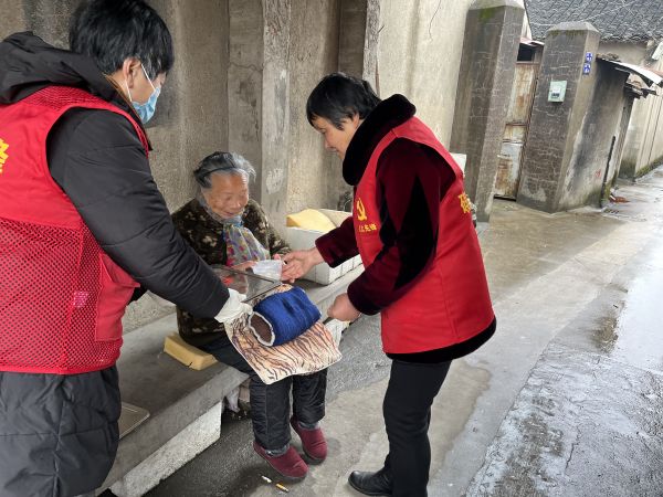 2月11日，社区党员志愿者为独居老人送上暖暖的爱心汤圆，给“爱心餐”加餐.jpg