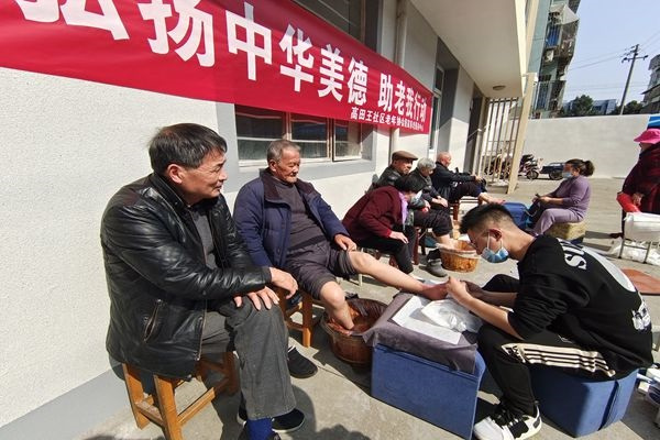 开展碶上集市进社区暨学雷锋老年人专场志愿服务活动 (5).jpg