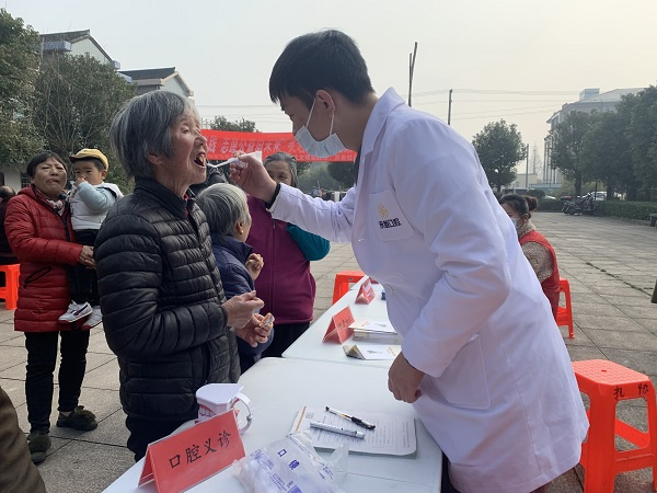 与“老”朋友携手共享碶上·红领集市，新时代文明实践向未来 (1).jpg