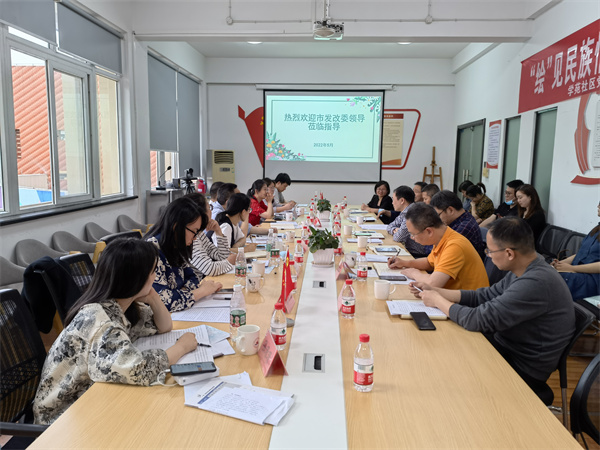 市发改委领导一行莅临学苑社区调研公共服务体系建设情况 (1).jpg