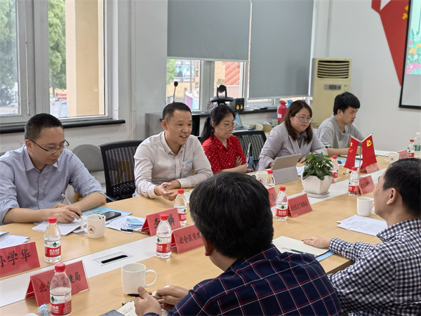 市发改委领导一行莅临学苑社区调研公共服务体系建设情况 (3).jpg