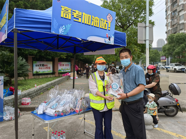 为莘莘学子暖心“护航”，“银辉红”“融合绿”闪耀在考点 (5).jpg