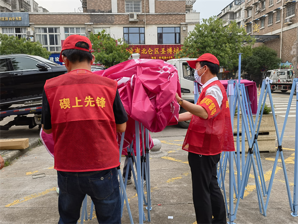 为莘莘学子暖心“护航”，“银辉红”“融合绿”闪耀在考点 (3).jpg