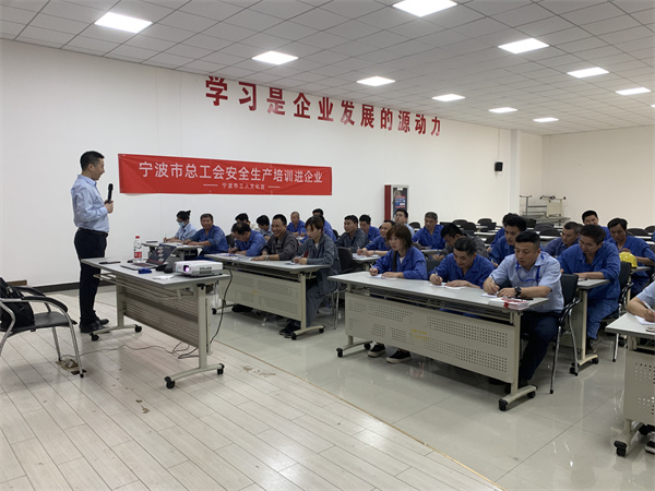 北仑区春晓街道春晓湖工业社区、春晓成校联合举办小微企业安全生产知识培训.jpg