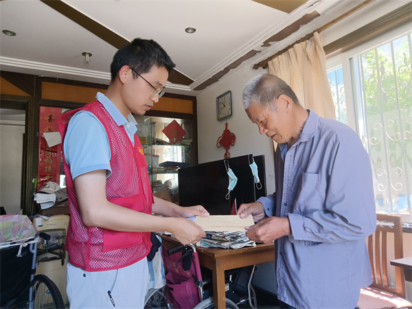 走访慰问困难党员，点亮微心愿送清凉。.jpg