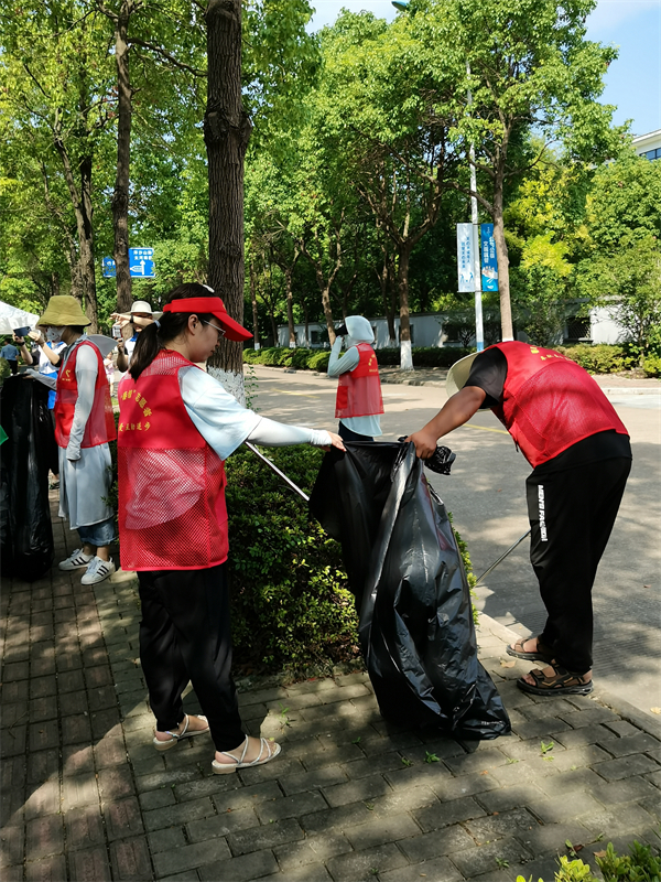 北仑区春晓成校社区教育服务团队志愿者积极助力文明典范城市创建工作.jpg