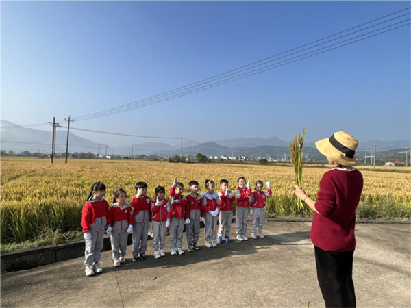 柴桥成校：“童”你一起，走进“田间课堂”学知识_副本.jpg