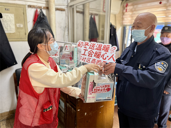 “娘家人”送温暖，暖了“疫”线“守门人” (3).jpg